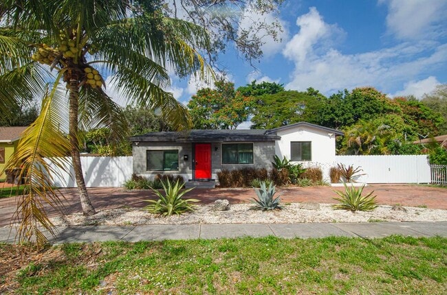 Photo - 935 NE 129th St