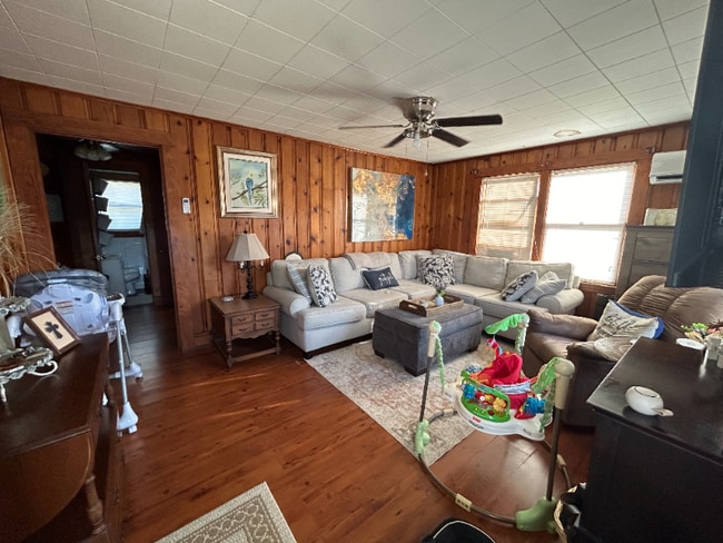 Photo - 104 SW Hines St