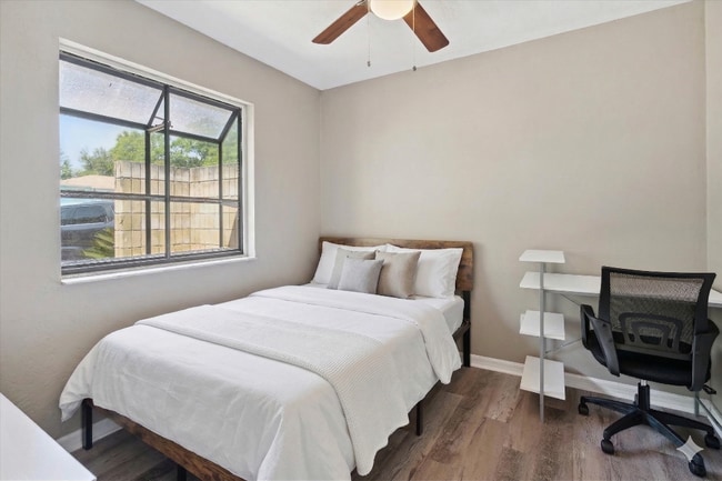 Building Photo - 511 SW 69th St Unit C