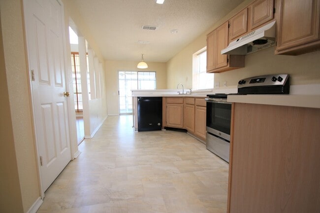 Building Photo - Stunning 4BR/2.5BA South Fort Worth Gem with Sun Room & 2-Car Garage!