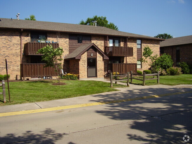 Building Photo - 2 bd, 2 ba Smithton Condo, E Columbia near... Unit F