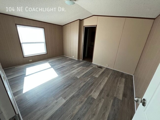Photo - 104 Coachlight Dr
