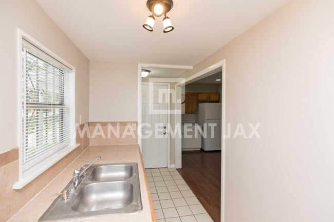 1458 Royal Ct Ln