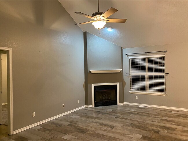 Photo - 1825 Mountain Ash Dr