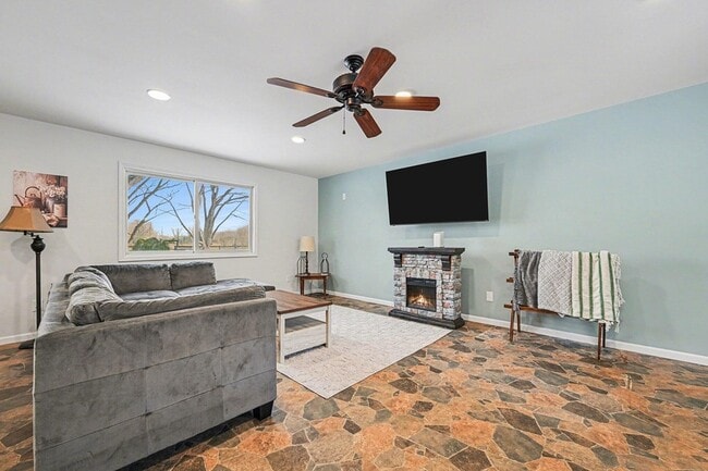 Photo - 325 W Delhi Rd