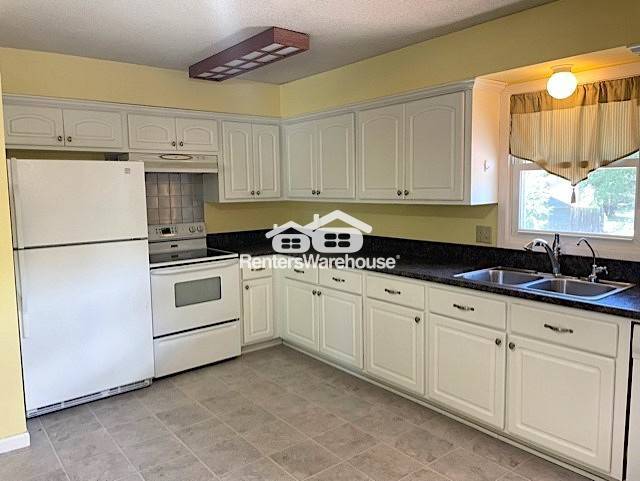 Photo - 8008 Regent Ave N