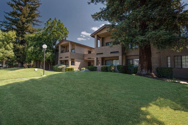 Building Photo - Laurelwood Oaks