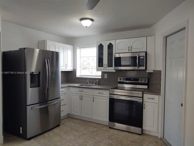 Building Photo - 1611 NE Miami Gardens Dr Unit 212