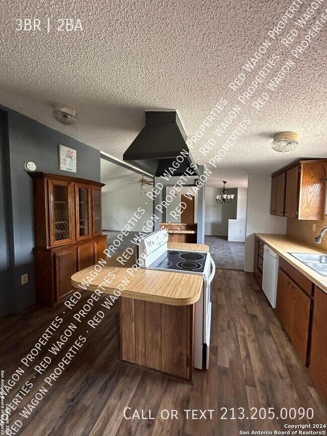 Photo - 454 Overland Trail