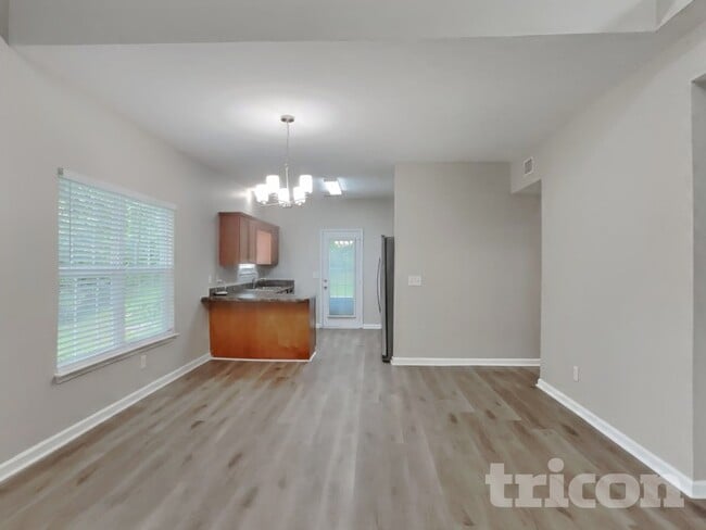 Photo - 142 Lyndhurst Dr
