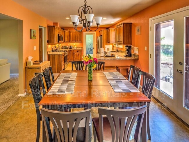 Photo - 852 W Parker Dr