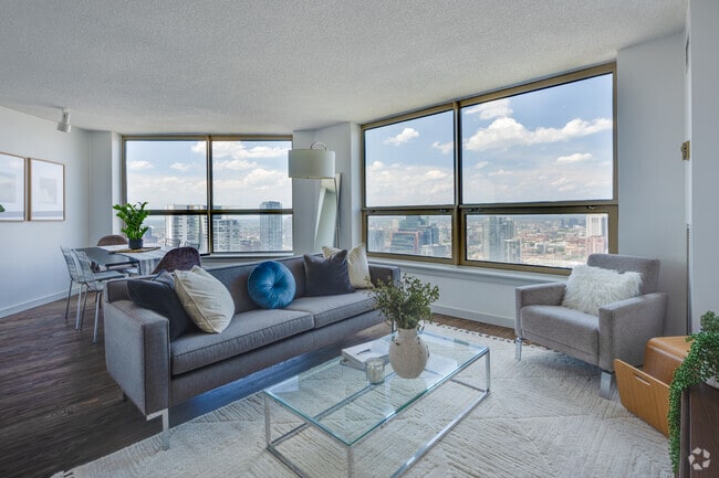 1BR, 1BA - 669SF - Living Room
