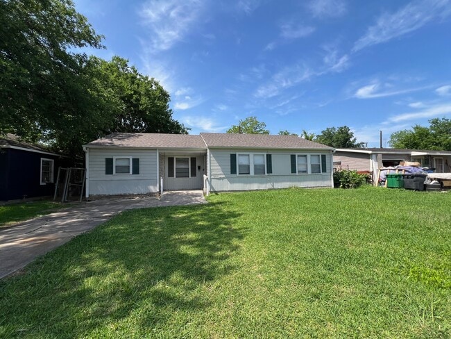 Building Photo - 4909 Holloway Dr
