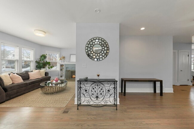 Photo - 5910 W Roscoe St