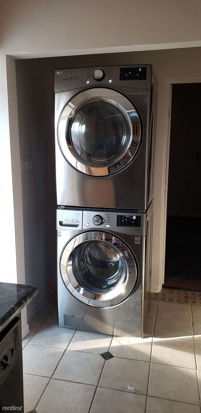 Photo - 6 br, 3 bath House - 5666 Dorothy Way 1