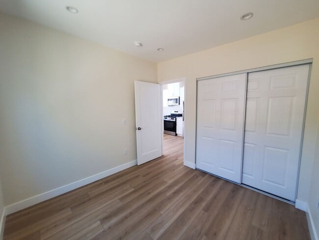 Building Photo - 2323 Lemon Ave Unit 2323 1/2 B