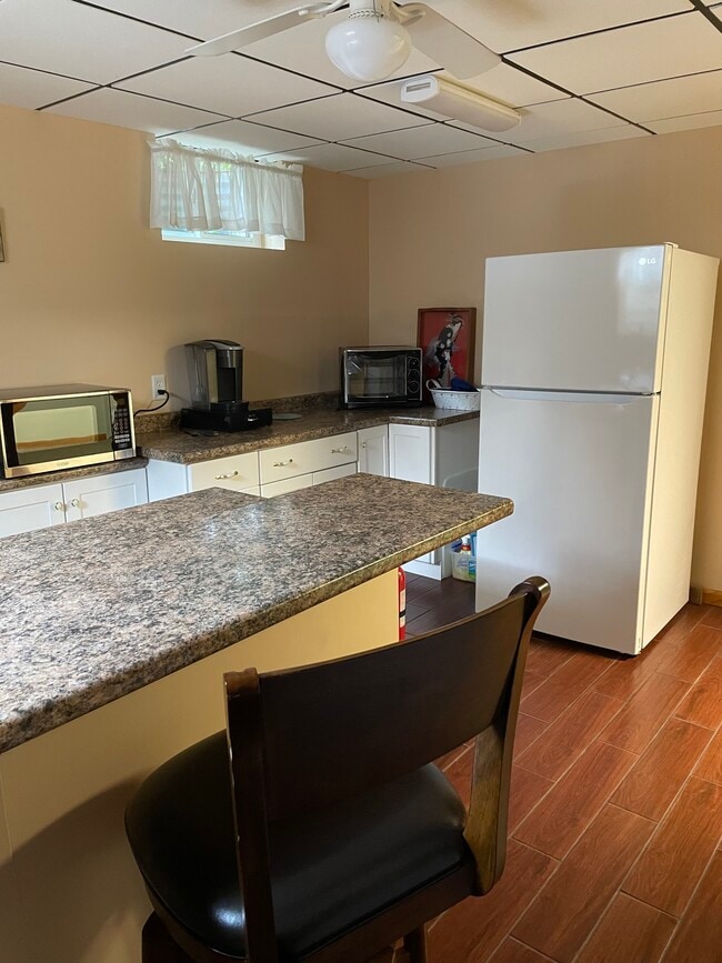 Eat in kitchen - 3923 Hardt Dr Unit lower level