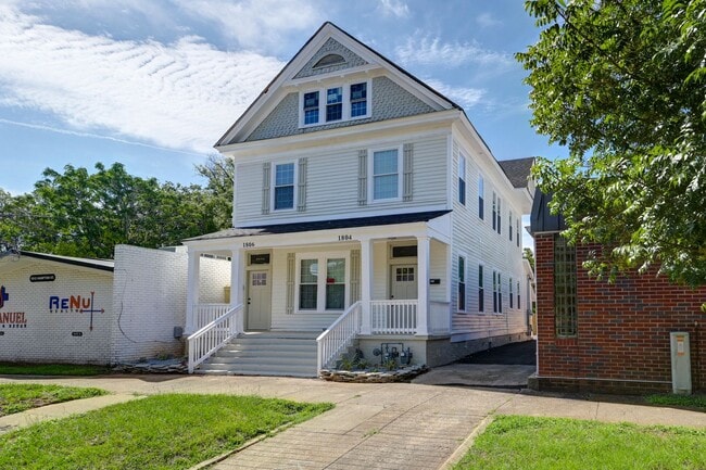 Building Photo - Pre-Leasing for the 26-27 School Year! - M... Rental