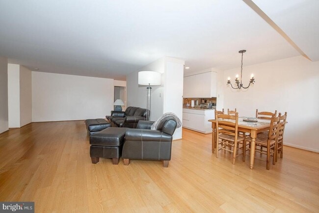 Building Photo - 1637 Oakwood Dr Unit S-122