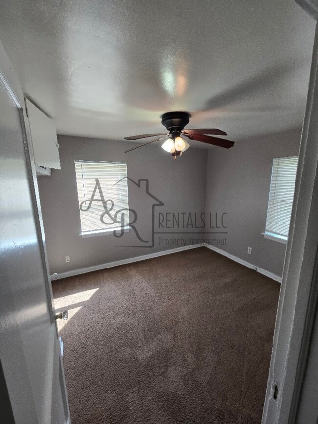 Photo - 405 Fieldcrest Dr