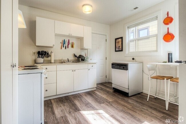 Building Photo - Columbia City Triplex Unit A Rental