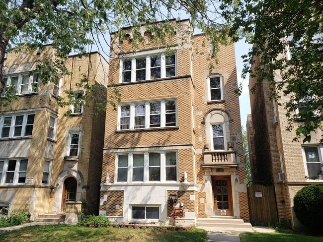 Building Photo - 5747 N Spaulding Ave Unit 3