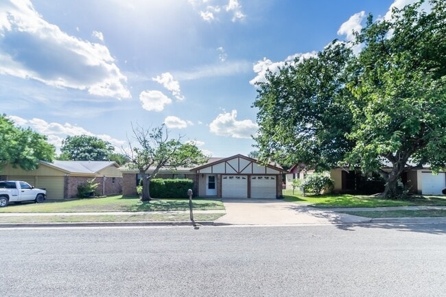 Building Photo - Charming 3 bedroom 2 bath home available soon!!
