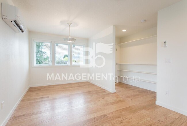 Photo - Close-In NE Portland – Modern, Energy-Efficient Duplex Unit LIKE NEW!