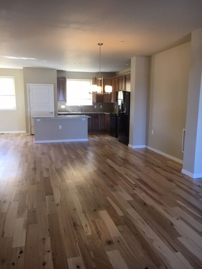 Photo - 1034 Griffith St