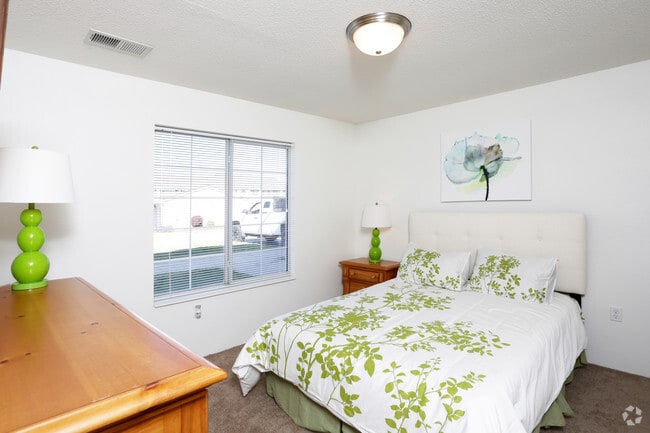 Bedroom - Pine Tree Apartments