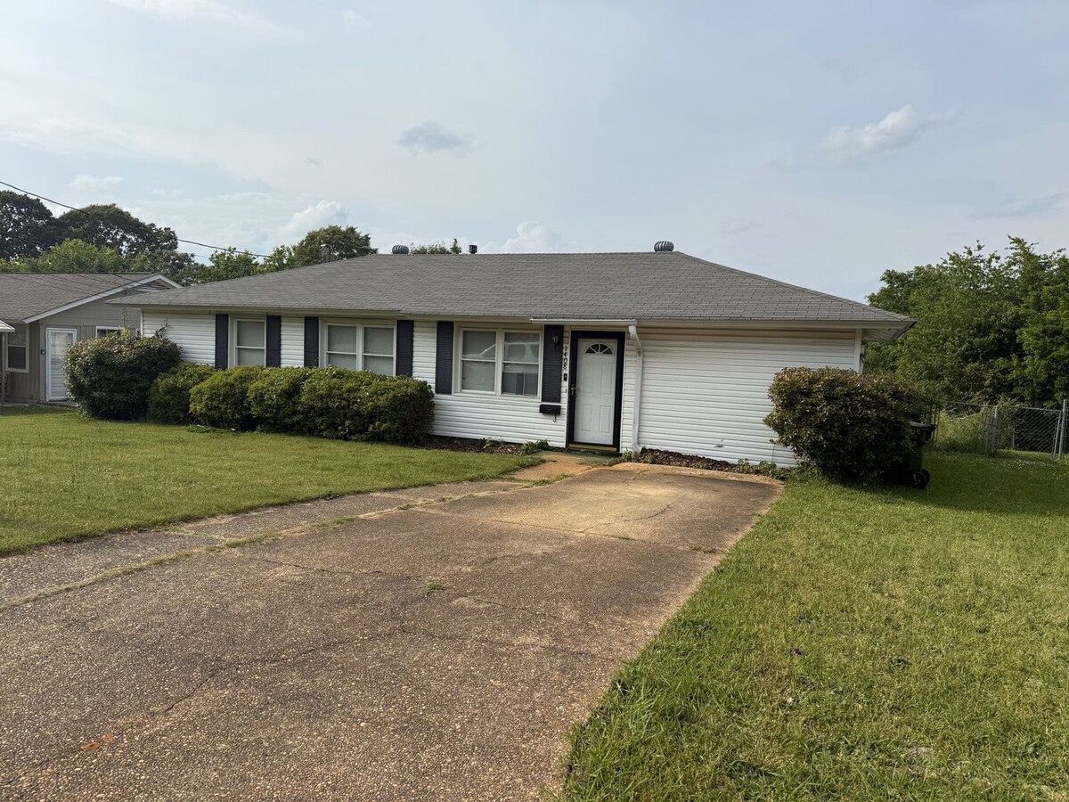 Nice 3 Bed 1 Bath Available in April! - Nice 3 Bed 1 Bath Available in April! House