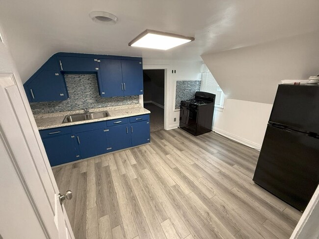 Building Photo - 1201 S Cedar Ave Unit 1 - Upstairs Rental