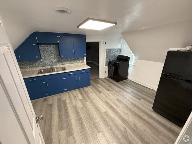 Building Photo - 1201 S Cedar Ave Unit 1 - Upstairs Rental