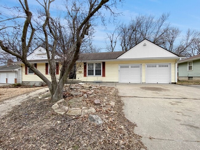 Building Photo - Beautiful 3 Bed 2.5 Bath Ranch Home with Garage in Raytown, MO