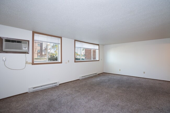 Fargo, ND Pacific Park Apartments | 11B | Sala de estar - Pacific Park I