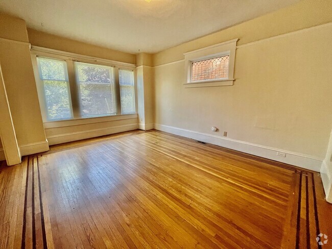 Building Photo - Large Queen Anne 2 Bedroom - Excellent Loc... Rental