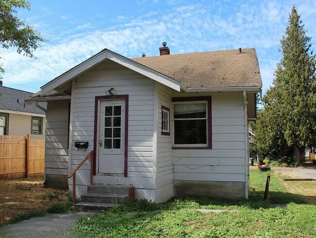 Building Photo - 6 bedroom, 2 Bath Home Available in August!