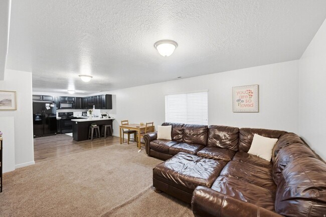 Photo - 86 E Rose Way