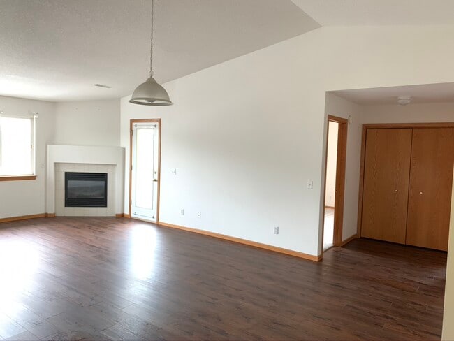 Sala familiar con techo abovedado - 3470 Parkwild Dr Unidad 9