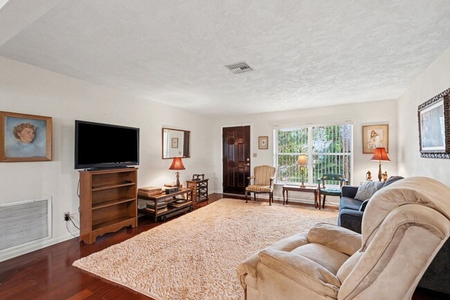 Photo - 108 Delvalle St