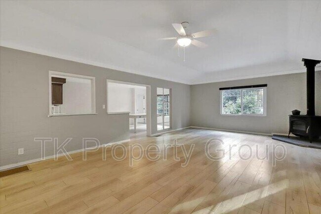 Photo - 301 Woodpecker Lane