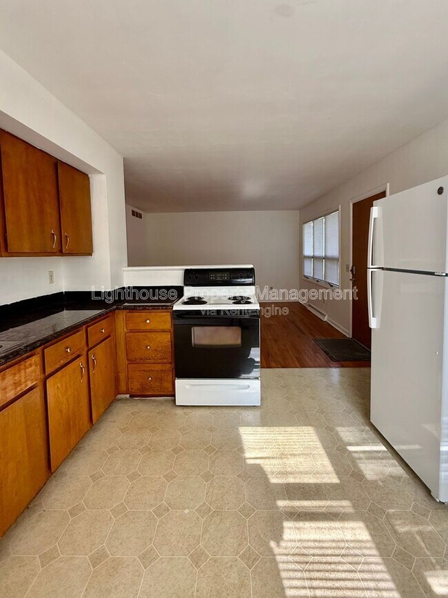 Photo - 2118 Woodbine Ave