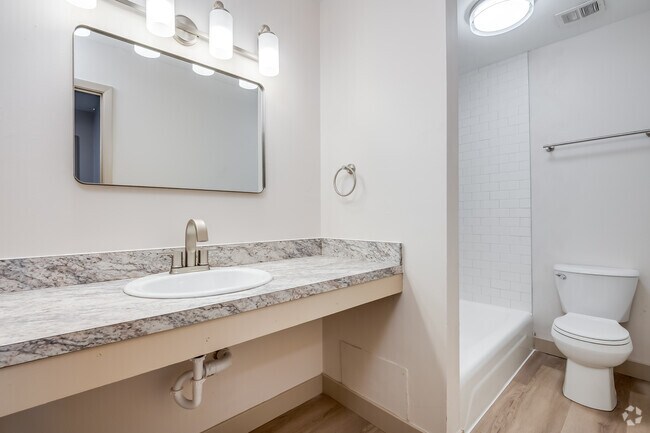 2BR, 1BA - 930SF - Bathroom
