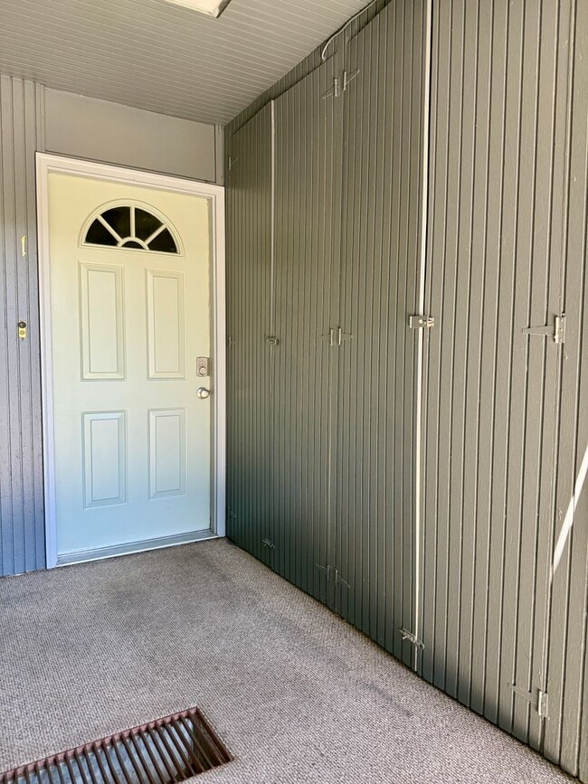 Building Photo - 3 Bed, 2 Bath Townhome with Vaulted Ceilings & Private Balcony