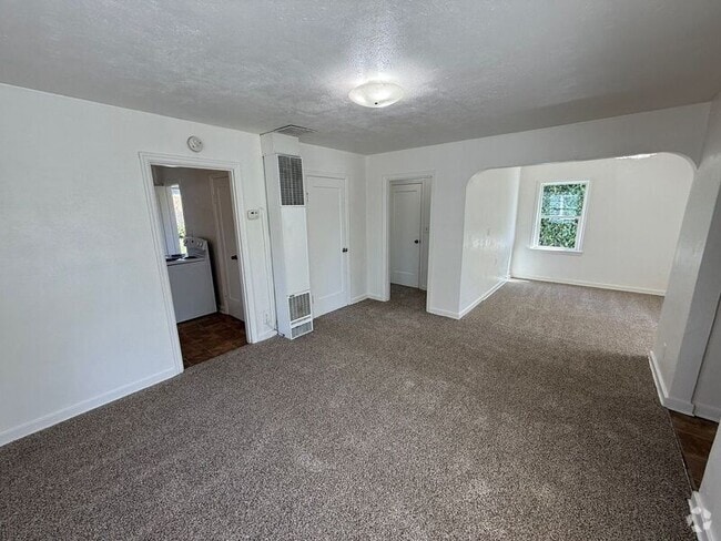 Building Photo - 1345 Lee St SE Rental