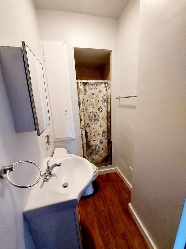 Photo - 1129 St George St Unit B