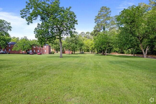 Brick Pointe Apartments - Greenspace - Brick Pointe