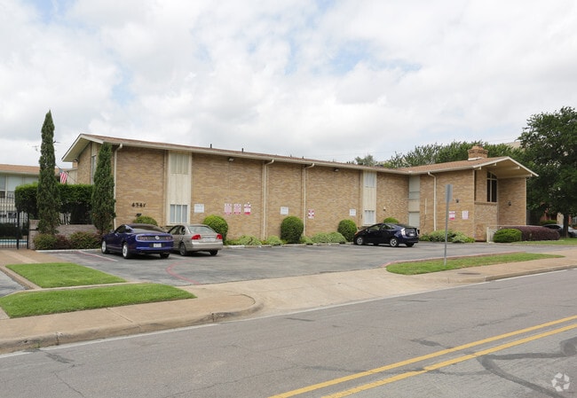 Los Nogales - Los Nogales Apartments