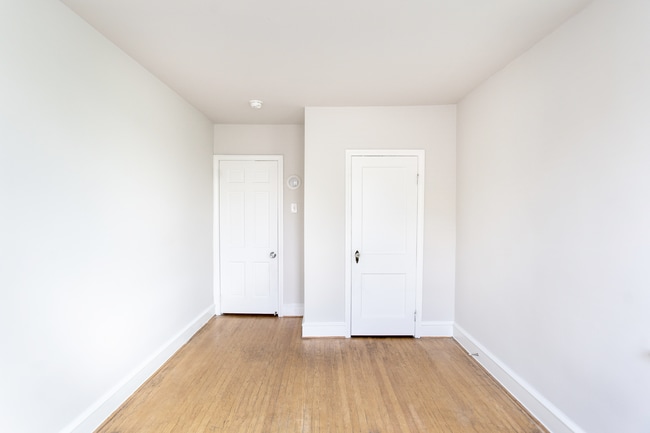 Photo - 1938 E Somerset St