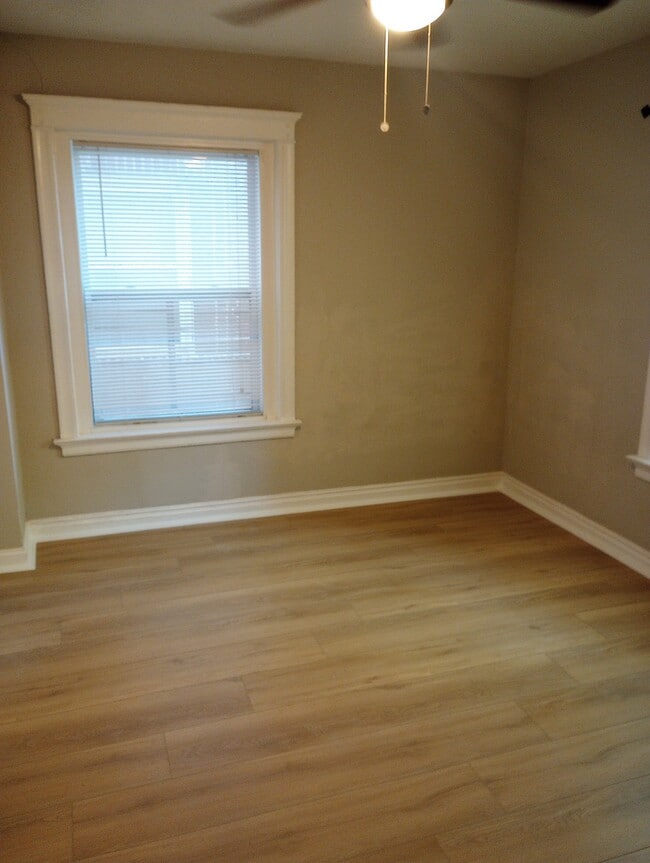 Photo - 912-914 E 39th St